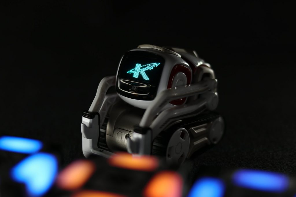 Using the Anki Cozmo SDK to change oled and cube lights using Python